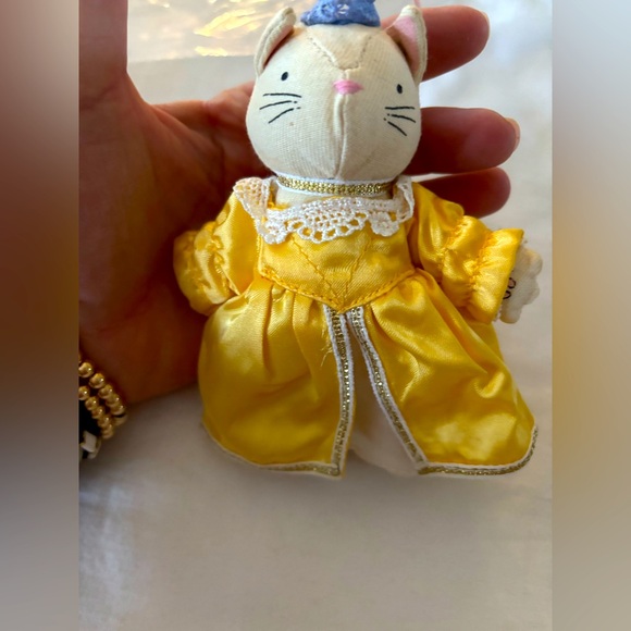 Build a bear pop-up Cinderella doll. Does‎ not come with book. - Picture 1 of 3